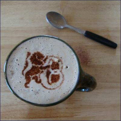 Cappuccino Schaum mit Bäckerei-Logo